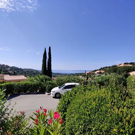 Avec Jardinet, Terrasse, Piscine Et Parking Aux Issambres - Fr-1-768-9